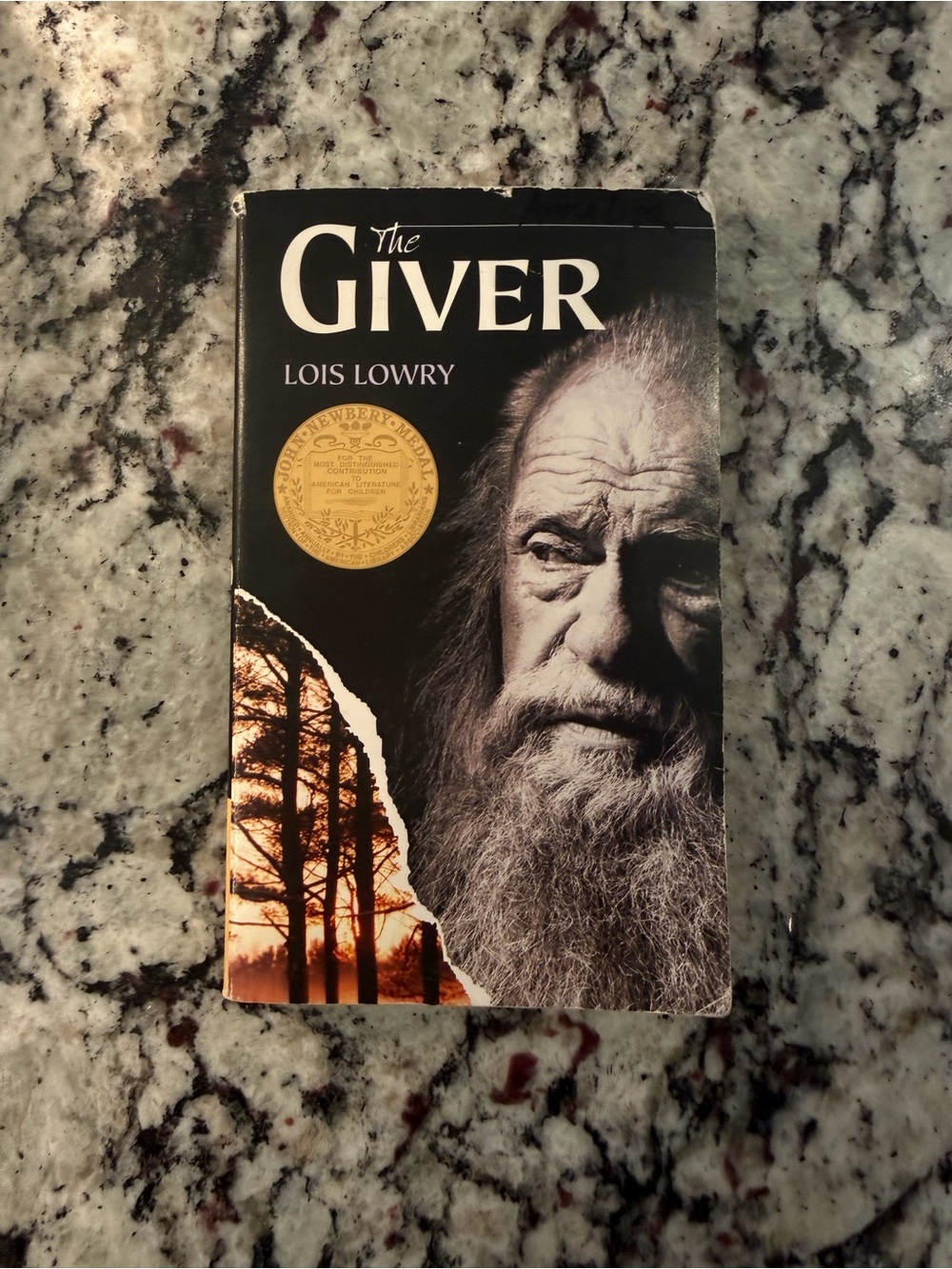 Lois Lowry The Giver - Black and White Cover